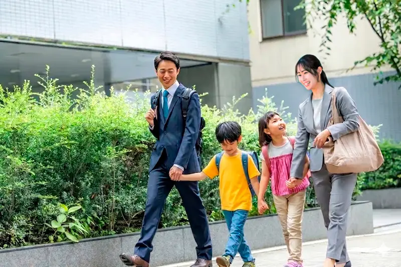英語・学童保育の無料体験向かっている家族