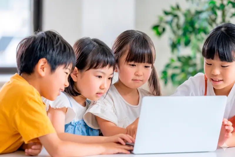 無料体験の子どもが通学生とともに体験する様子